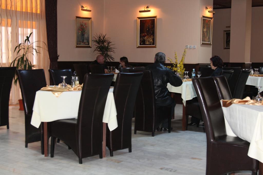 Hotel Zimbru 坎普朗莫道尼斯 外观 照片